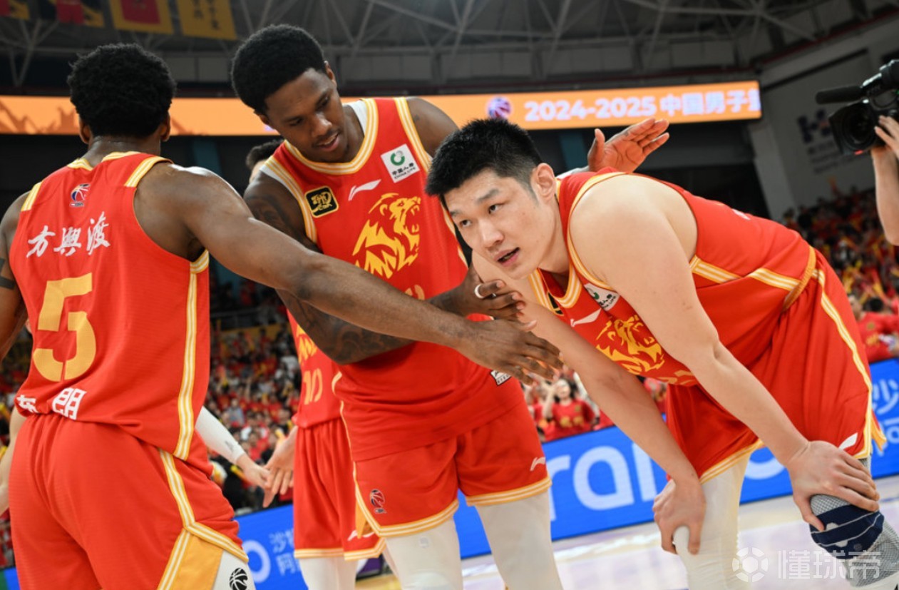 运动员们在赛场上争分夺秒，为胜利拼搏