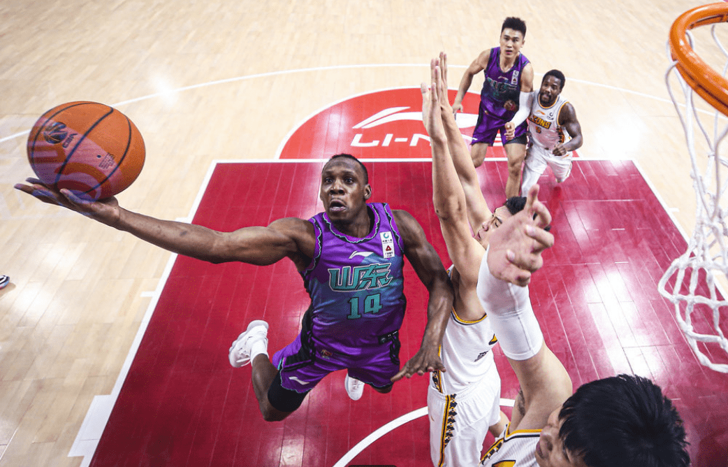 梅德韦杰夫赛后谦逊发言登热搜，利雅得新月险胜新疆男篮引发热议的简单介绍